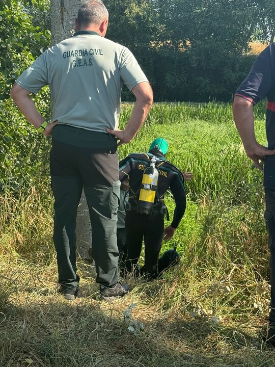 Los especialistas de Actividades Subacuáticas de la Guardia Civil entraron en el río pasadas las 18:00 horas.