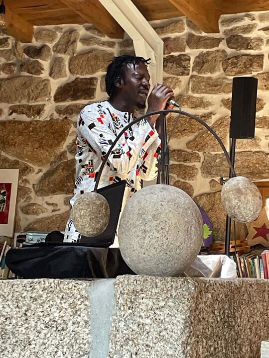 El cantante senegalés Baba Sall durante una de sus actuaciones.