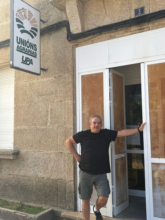 Xosé Manuel Santiago, a las puertas de la oficina de Unións Agrarias en Verín.