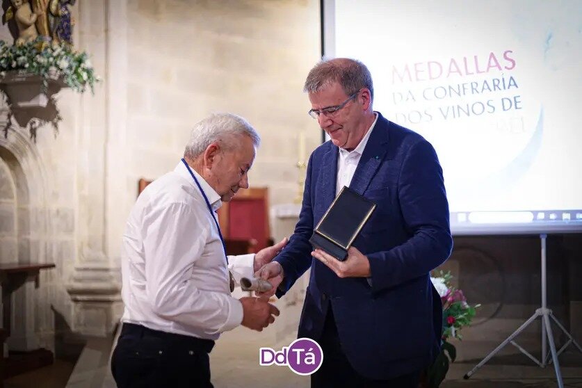 Manuel Pardo Cid será este año uno de los que reciban la medalla de Cofrade. En la imagen, en la pasada edición, con Alfonso Villarino. | FOTO: Anabel G. Simón.