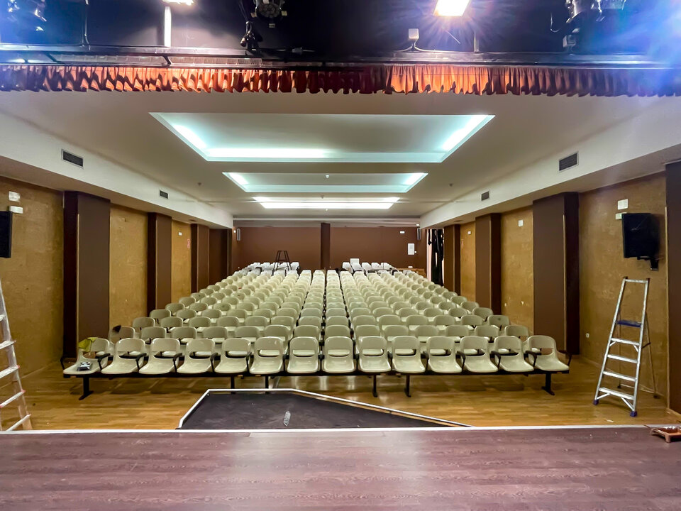 Nova apariencia do salón de actos da Casa da Cultura.