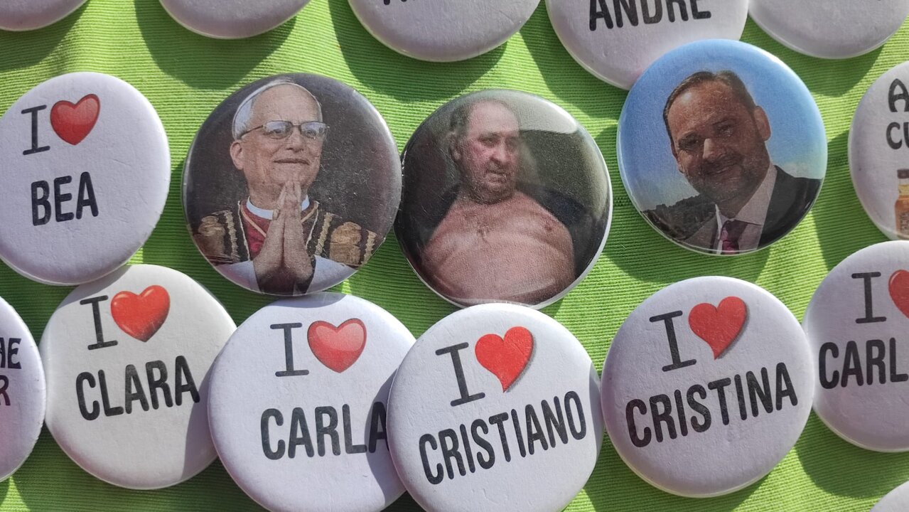 León XIV, Gil y Ábalos, en chapas. | FOTO: Xosé Lois Colmenero.