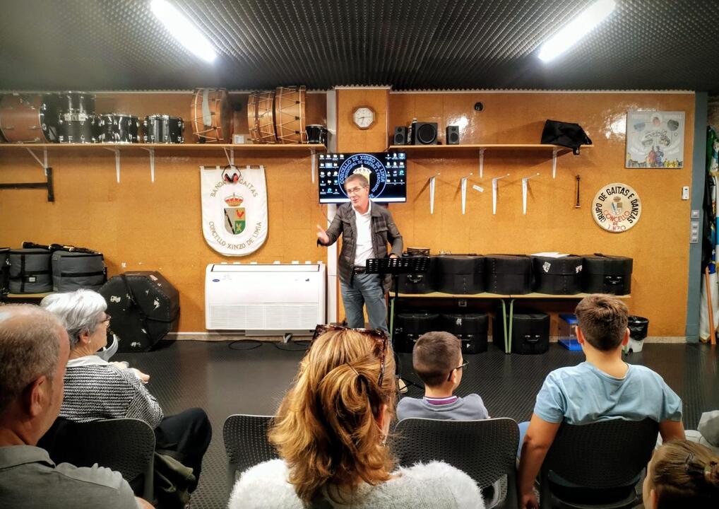 Carlos Gómez, concelleiro de Cultura do Concello de Xinzo de Limia, no inicio de curso da Escola de Gaitas e Percusión.