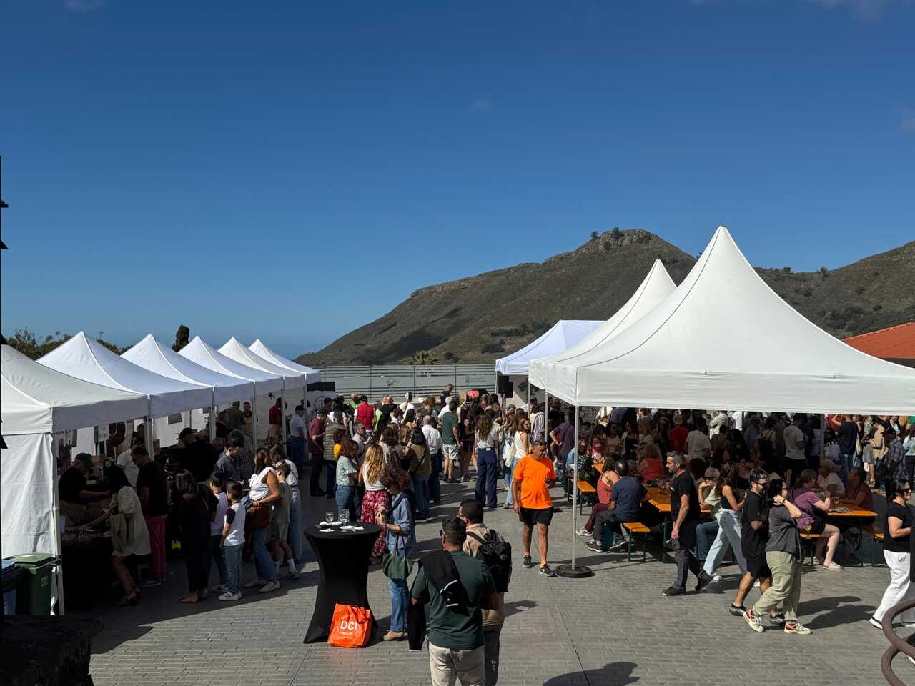 El evento se celebró en el marco del "Mercadillo del Agricultor" de Tegueste (Canarias).