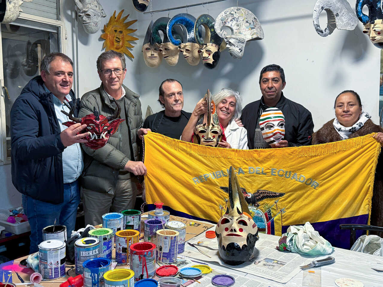 La comitiva visitó el obradoiro de artesanía de Pantalla, Arte Arrebol.