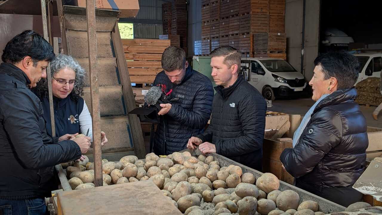 En las instalaciones de "A Casa da Pataca", con Toña, Premio Nacional Productora de Patata 2025.