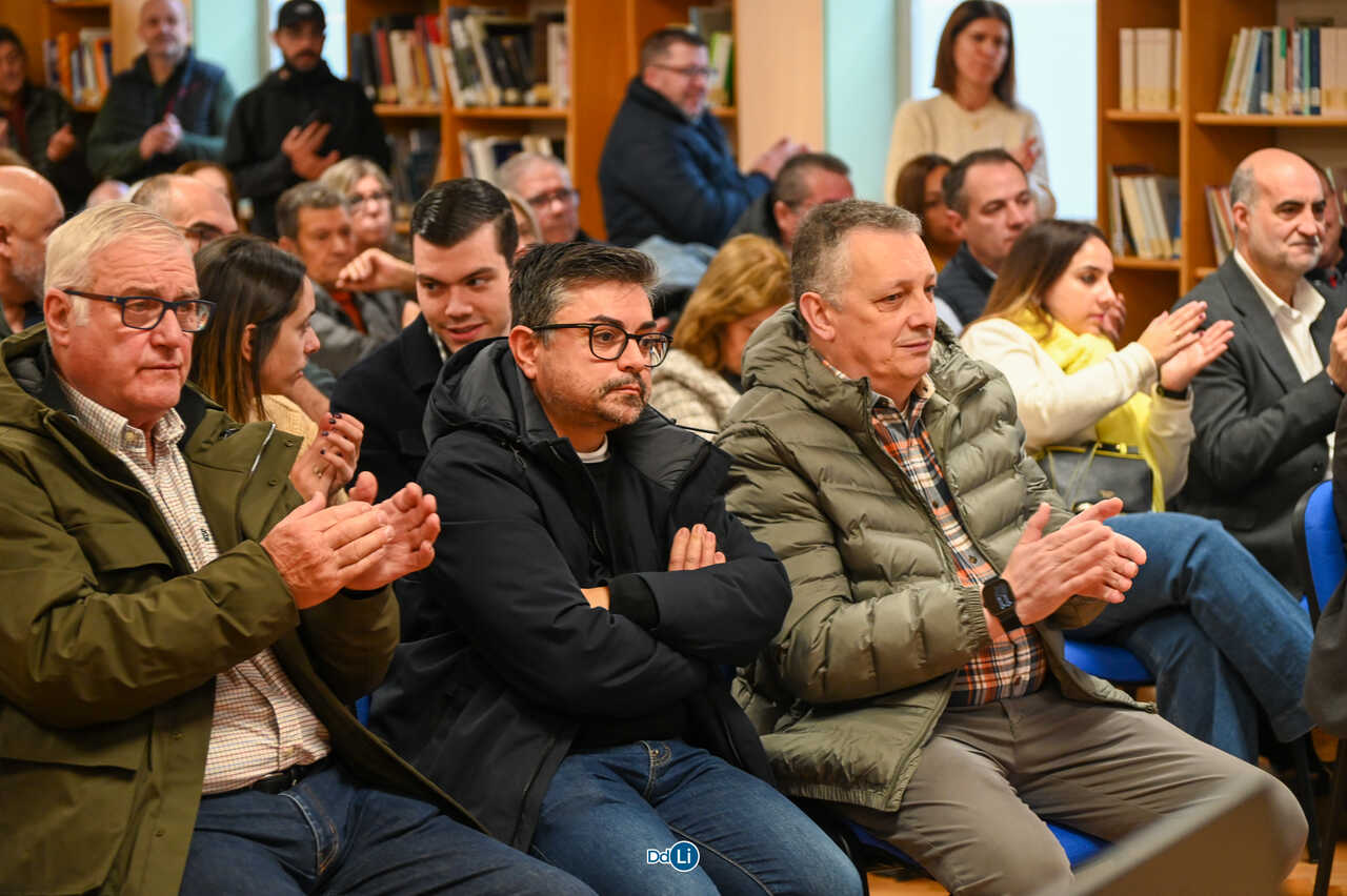 Entre los asistentes estaban varios parlamentarios autonómicos, como el verinense Víctor Baladrón, José Luis Ferro o Juan Manuel Casares Gándara. | FOTO: Noelia Caseiro.