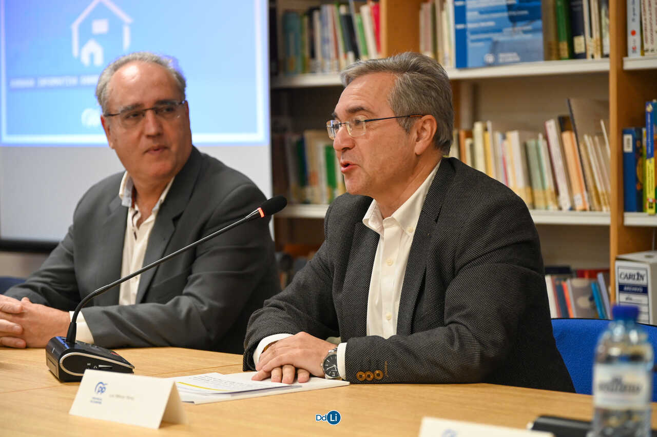 El presidente provincial del PP, Luis Menor, con Benito Iglesias, coordinador del Área de Vivienda del PPdeOU. | FOTO: Noelia Caseiro.