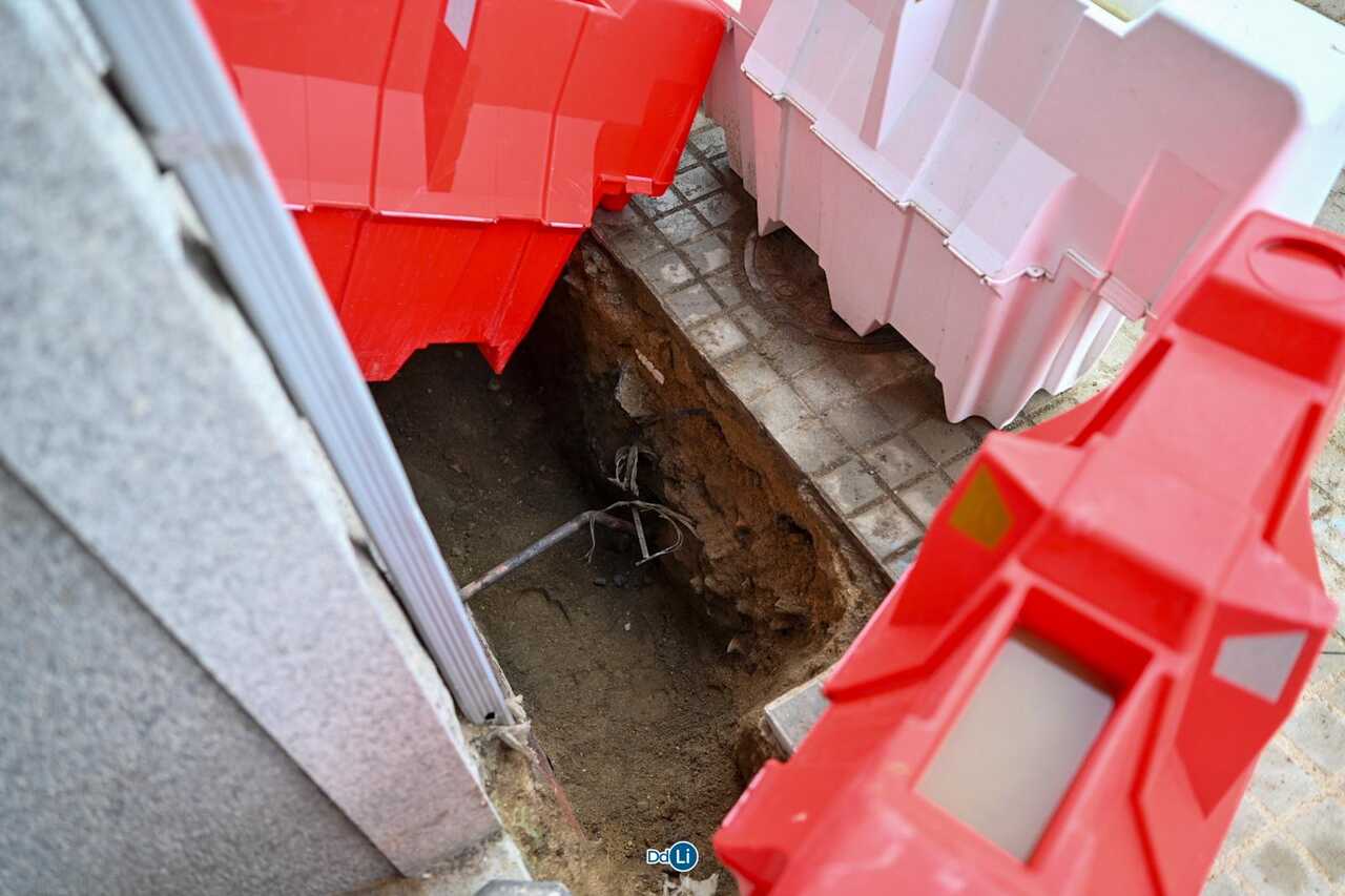 Imagen del punto exacto de la Avenida de Ourense donde la maquinaria dañó la acometida de gas.