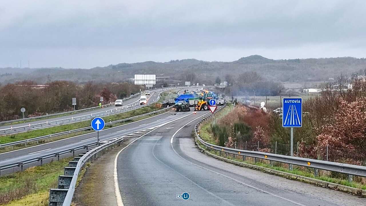 Los tractores mantienen el bloqueo total en la A-52 sentido Ourense, obligando a desviar el tráfico por el centro de Xinzo.
