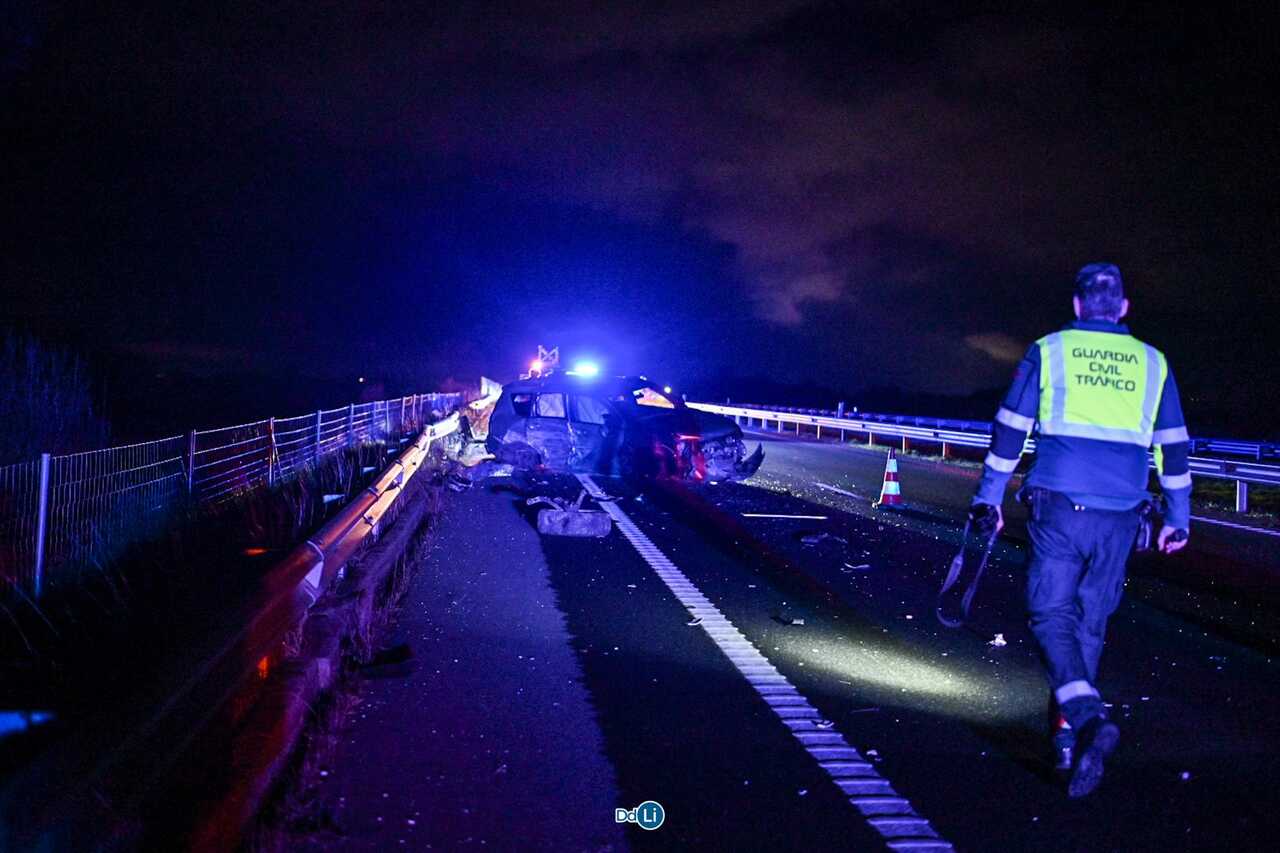 Un agente de la Guardia Civil, señalizando el accidente en la A-52. | FOTO: Noelia Caseiro.