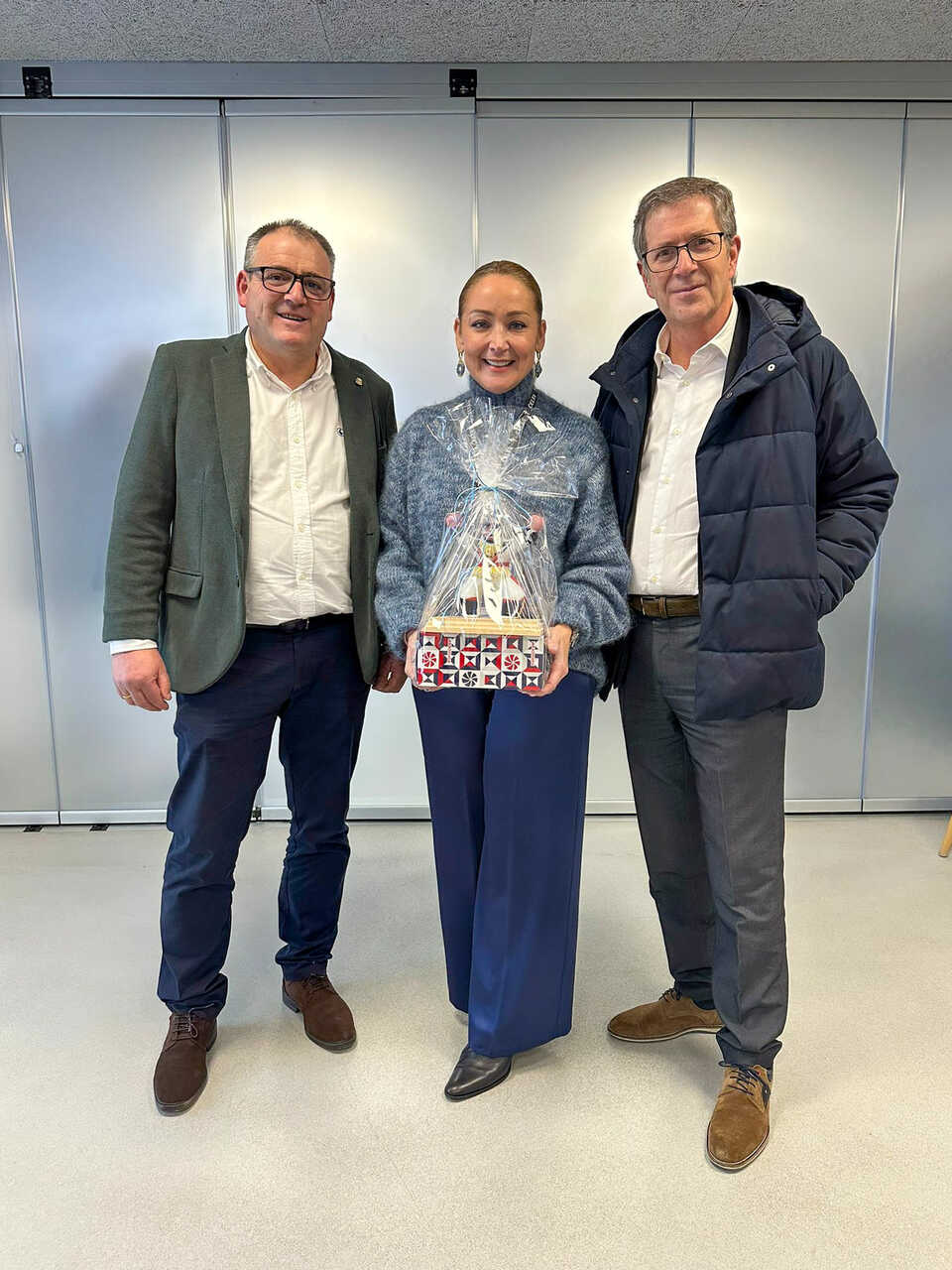 Amador Díaz e Carlos Gómez entregando un obsequio a Marián Mouriño, presidenta do RC Celta.