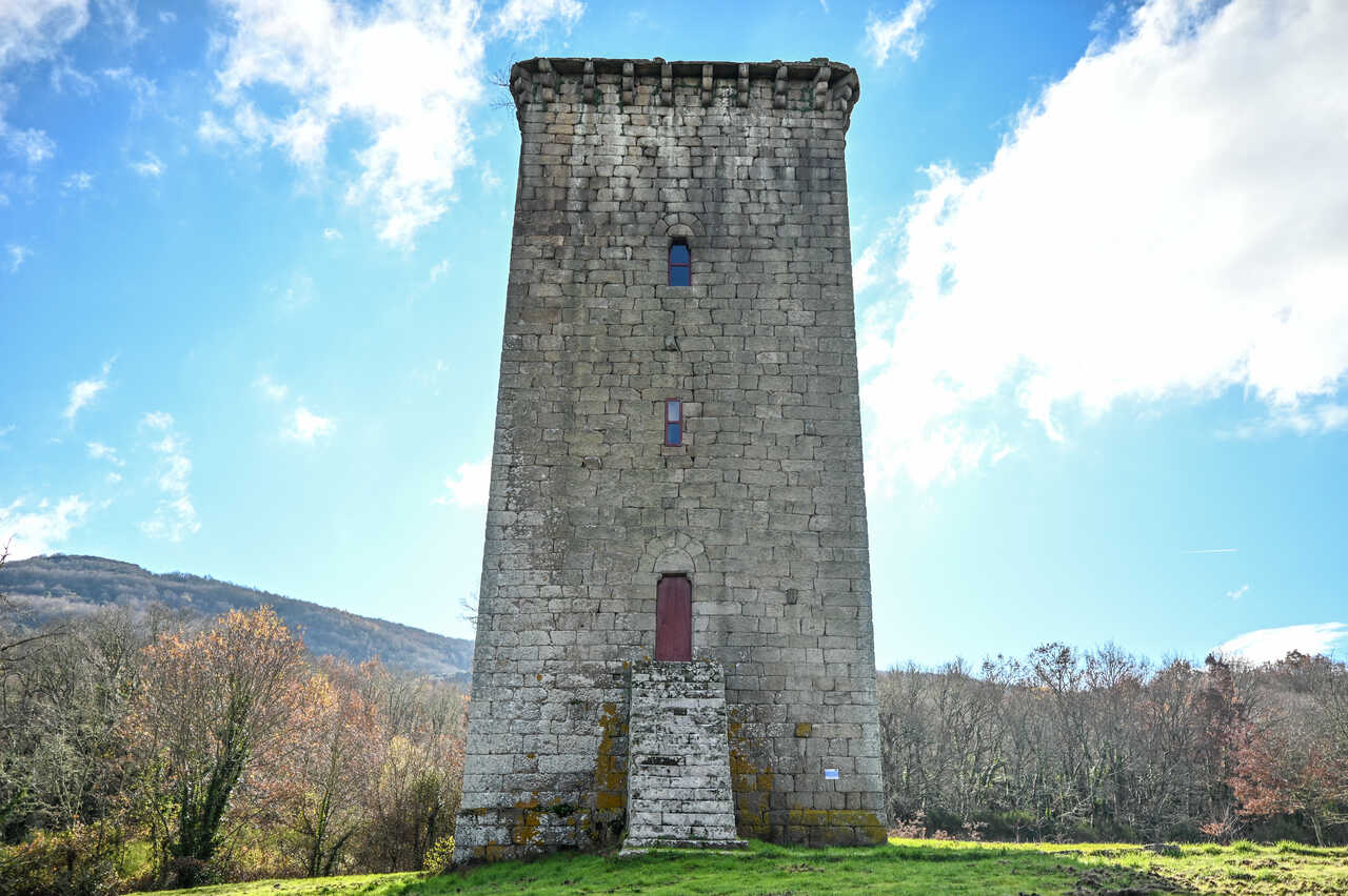 Torre da Forxa: A antiga vixía da Lagoa de Antela, peza clave do patrimonio histórico local.