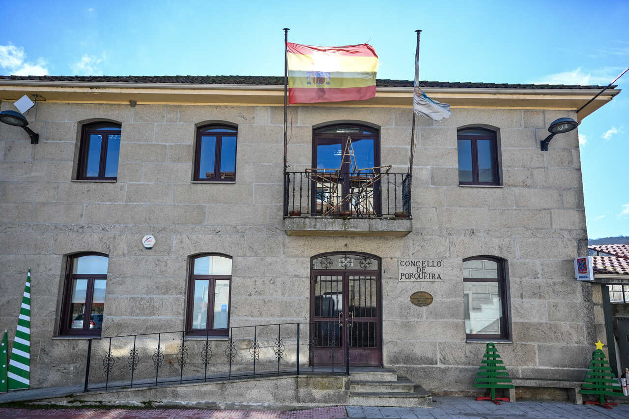 Casa do Concello: Sede administrativa do Concello de Porqueira, punto de partida para o turista.