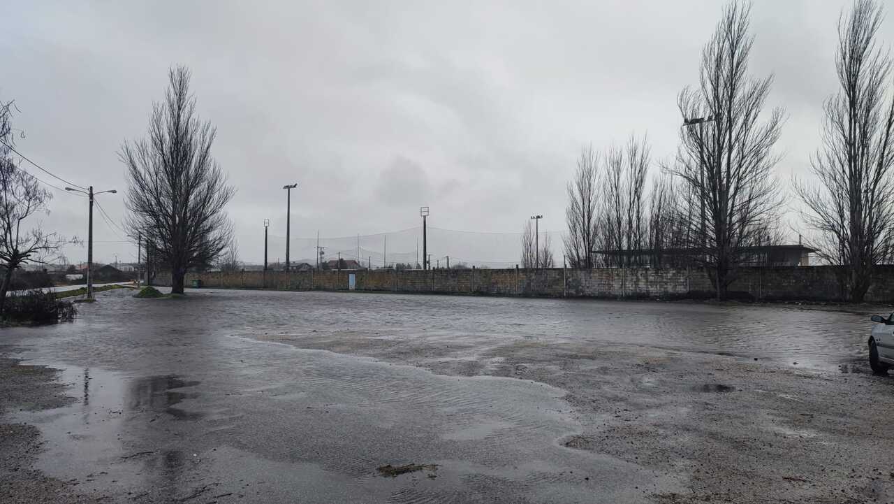 Aparcamiento del complejo deportivo de A Moreira. | FOTO: Xosé Lois Colmenero.
