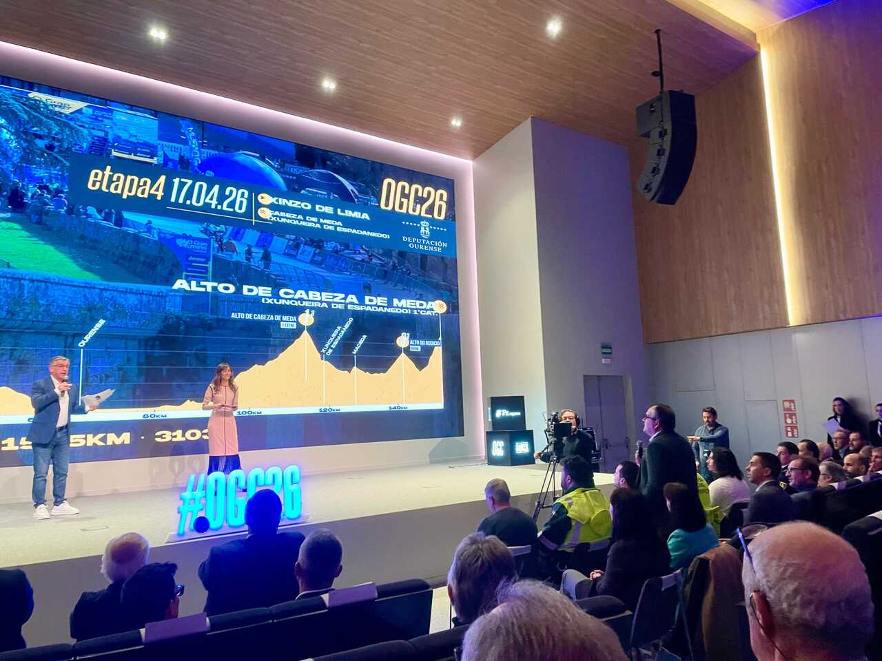 Momento en el que el regidor, Amador Díaz, tomaba la palabra para poner en valor el impacto promocional y turístico que tendrá la prueba ciclista para la villa.