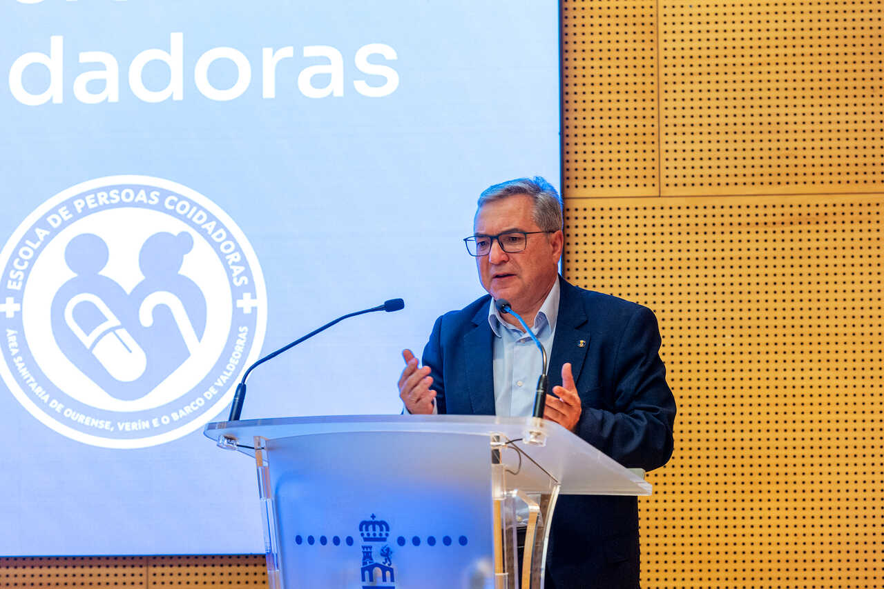 Luis Menor durante a presentación da guía no Centro Cultural Marcos Valcárcel.