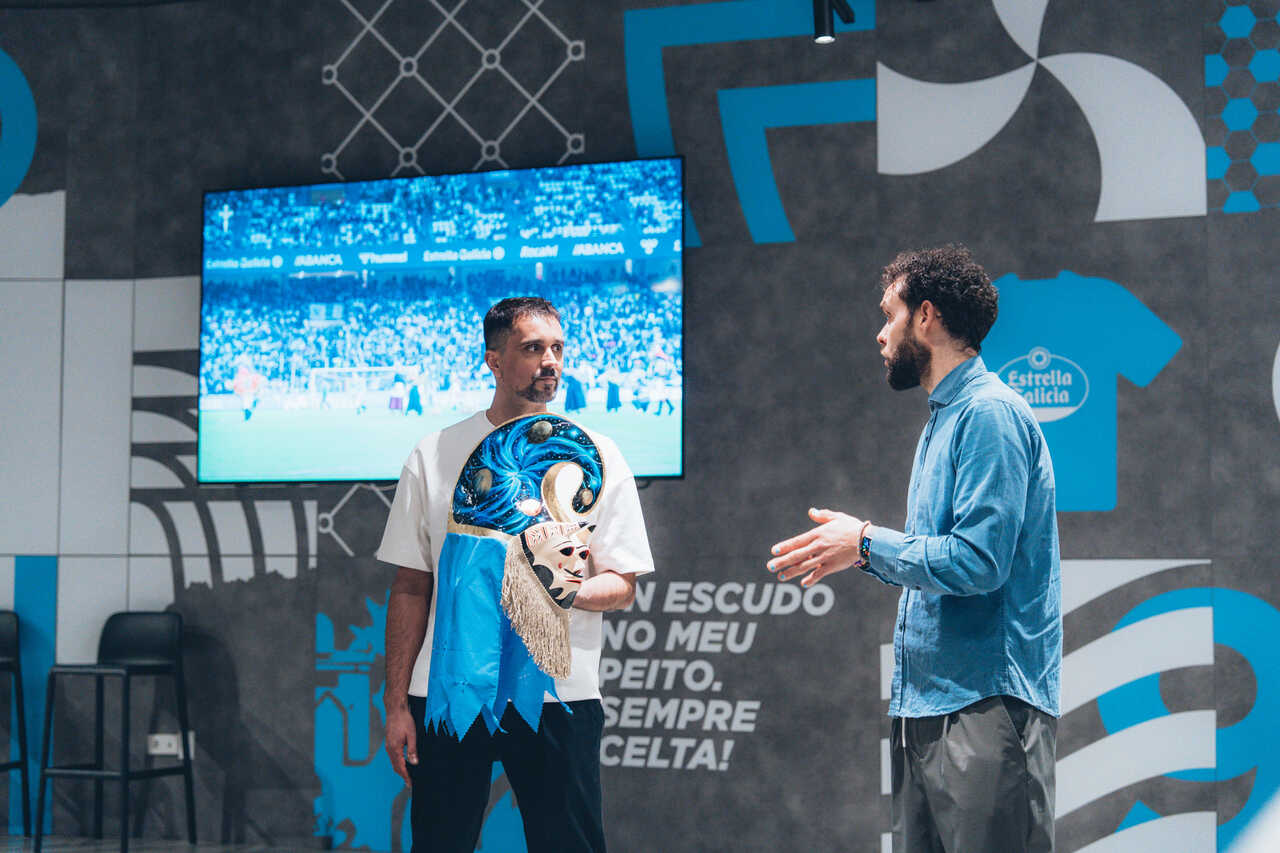 O artista Roberto Nogueiras fai entrega da Pantalla ao Real Club Celta de Vigo, que incorpora a peza aos fondos do seu museo.