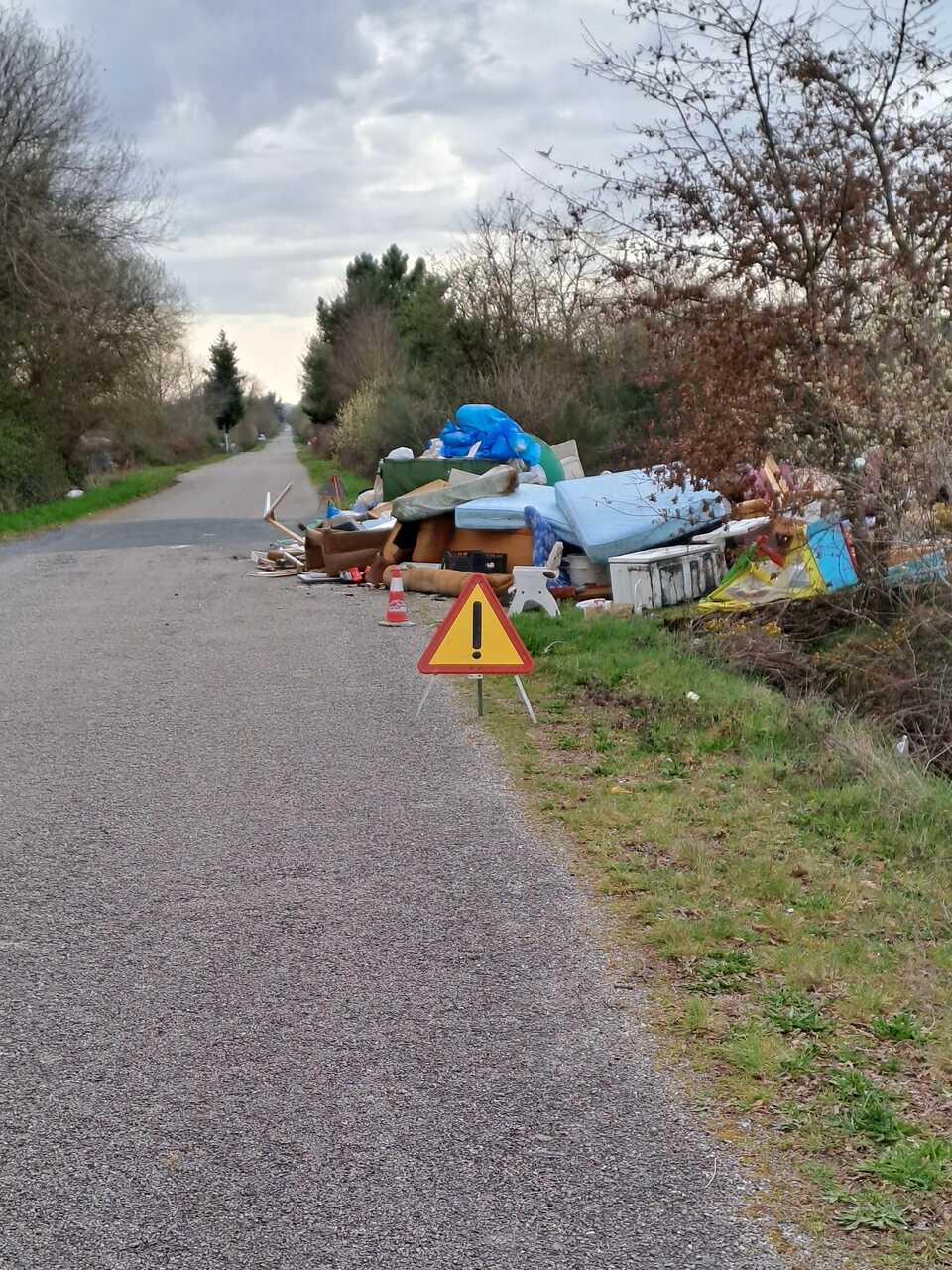 Basura acumulada junto a la carretera en las inmediaciones del punto limpio.