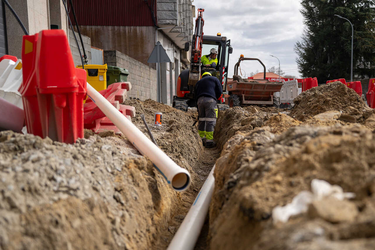 Instalación de nuevas tuberías de PVC durante la mejora de la red de agua en Xinzo.