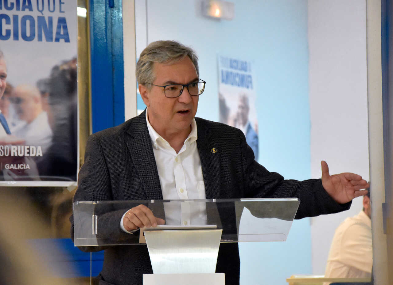 Intervención del presidente provincial del PP de Ourense en la sede de la formación en la comarca limiana.