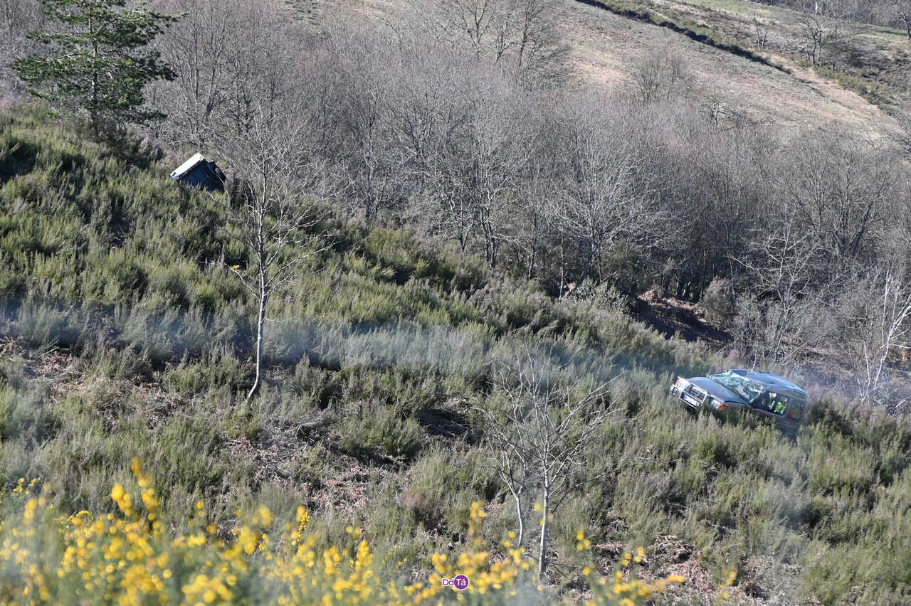 Vehículo accidentado en el monte de Vilar de Barrio.