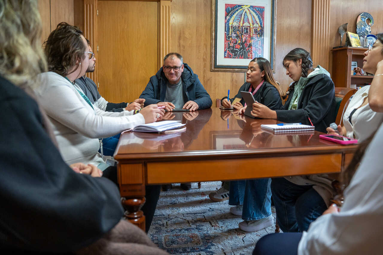 El alcalde de la villa, Amador Díaz, recibe a los estudiantes en las dependencias municipales para detallarles el funcionamiento interno del Concello.