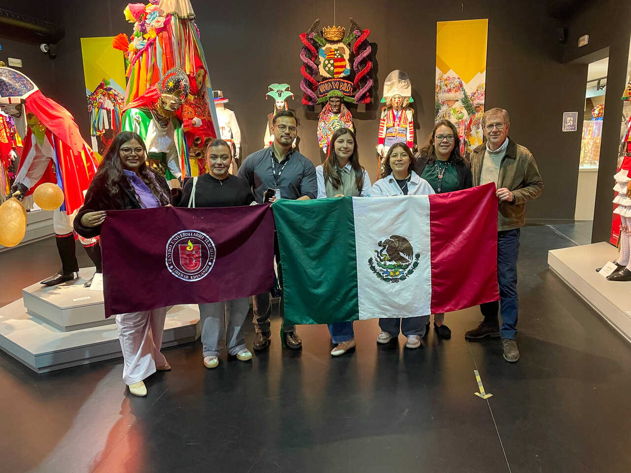 El concejal de Educación y Cultura, Carlos Gómez, ejerce de guía para mostrar la riqueza del patrimonio etnográfico a los alumnos durante su estancia.