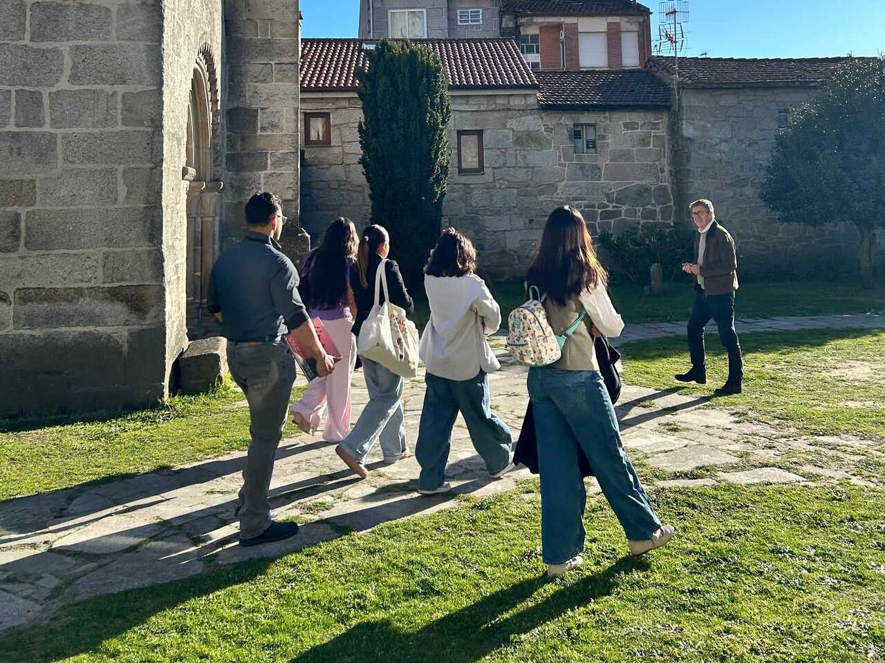 El concejal de Educación y Cultura, Carlos Gómez, ejerce de guía para mostrar la riqueza del patrimonio etnográfico a los alumnos durante su estancia.