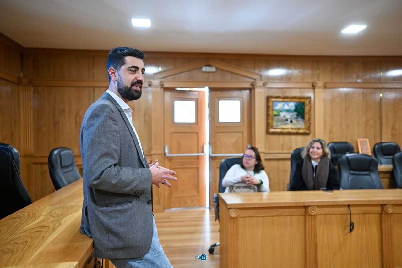El responsable de comunicación local, Marcos Argibay, desgrana los retos informativos de la administración pública frente al grupo internacional de universitarios.