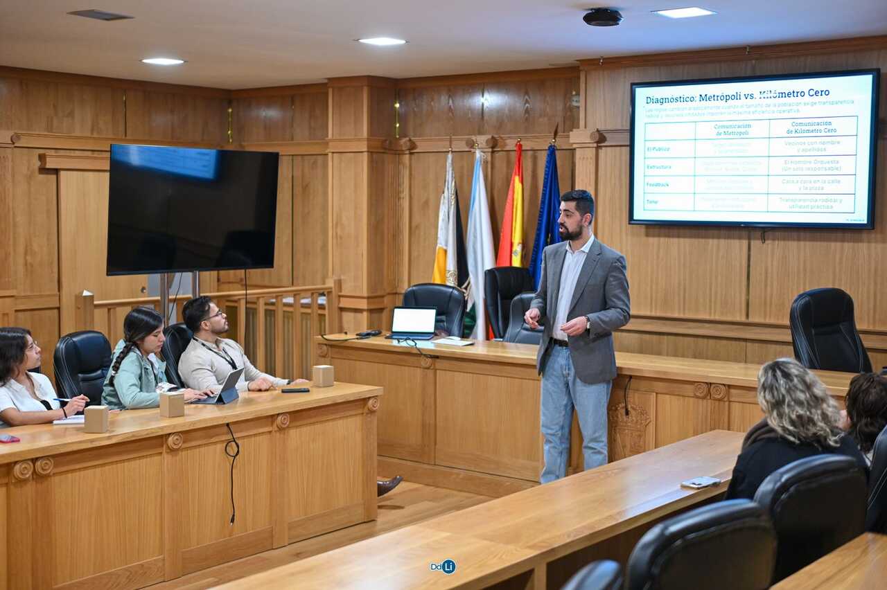 El responsable de comunicación local, Marcos Argibay, desgrana los retos informativos de la administración pública frente al grupo internacional de universitarios.