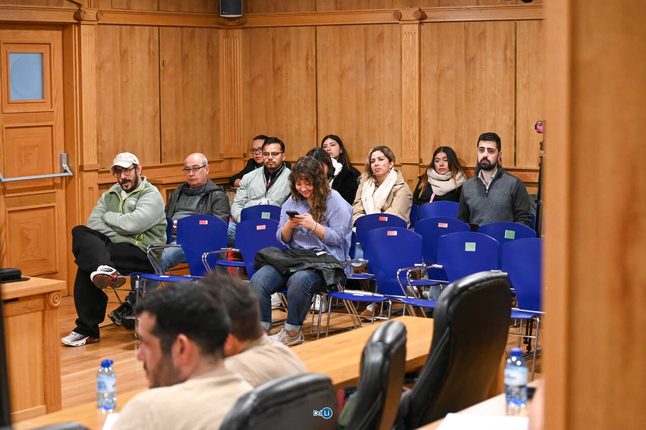 Imagen del público asistente al pleno, entre ellos el grupo de estudiantes mexicano.