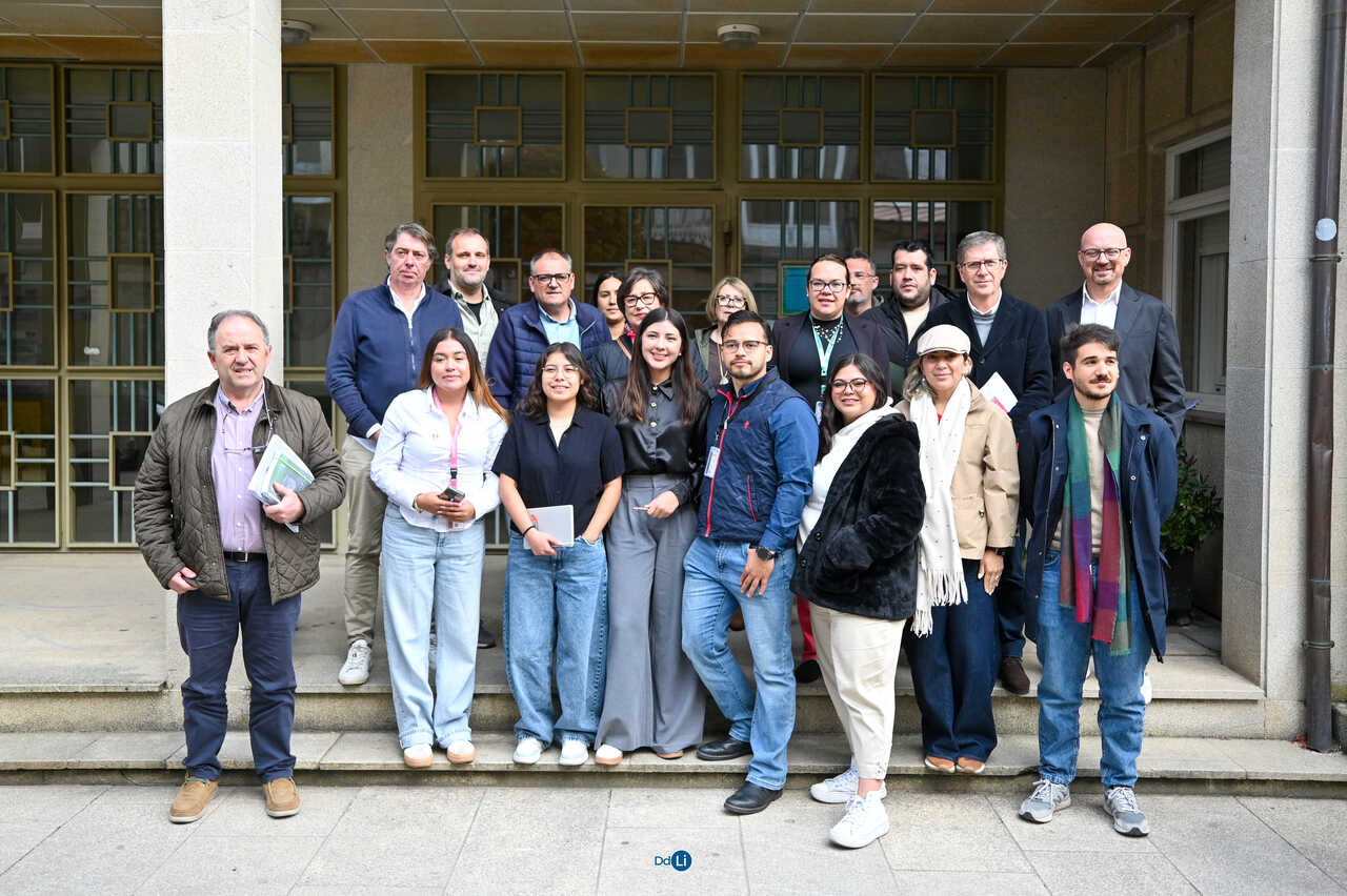 El alcalde y la corporación municipal posan en una foto de familia junto a la delegación de estudiantes universitarios de México tras el pleno.