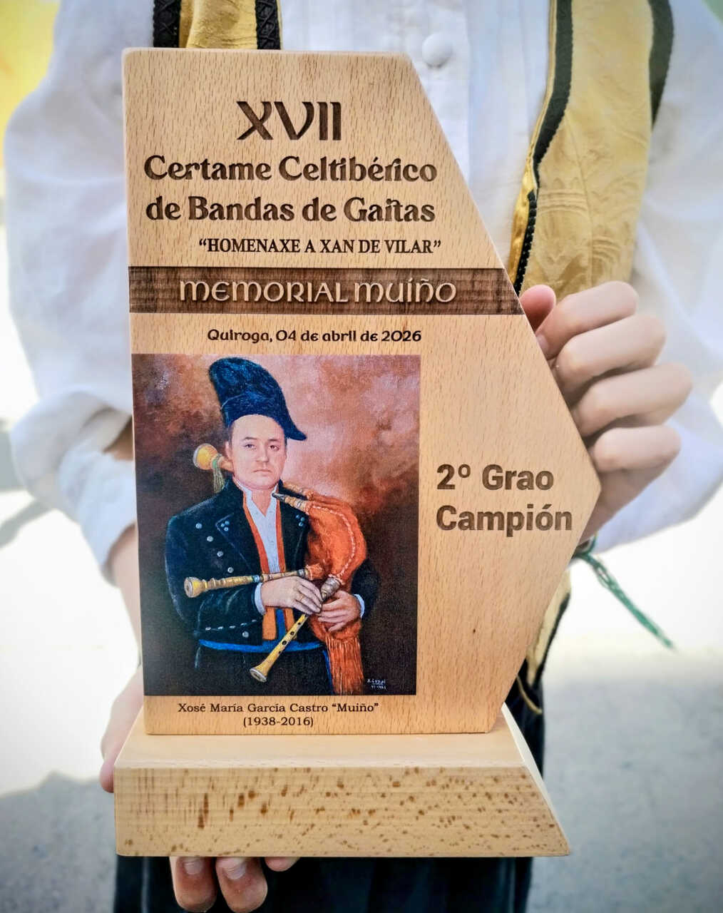 Detalle del trofeo de madera que acredita el 1º Premio y el campeonato de 2º Grao conseguido en el municipio de Quiroga.