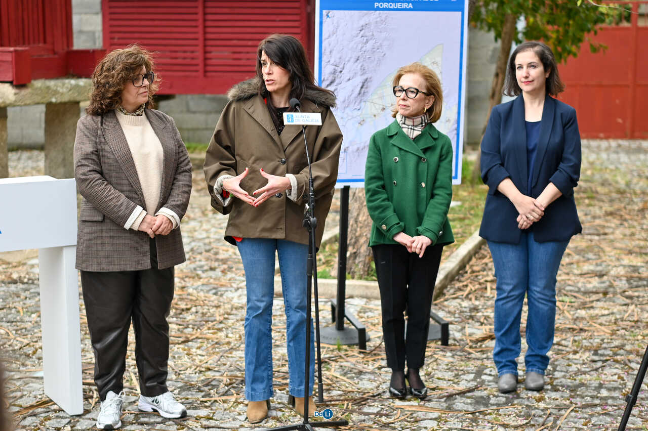 Representantes autonómicos y municipales durante la formalización del plan urbanístico. | FOTO: Noelia Caseiro.