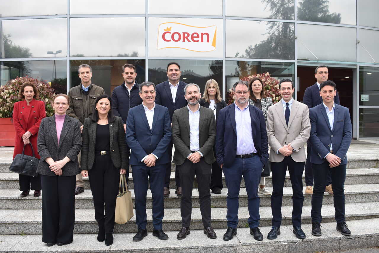 Autoridades da Xunta de Galicia, xunto aos socios do proxecto Sostenave, posan na entrada principal da planta do Grupo Coren.