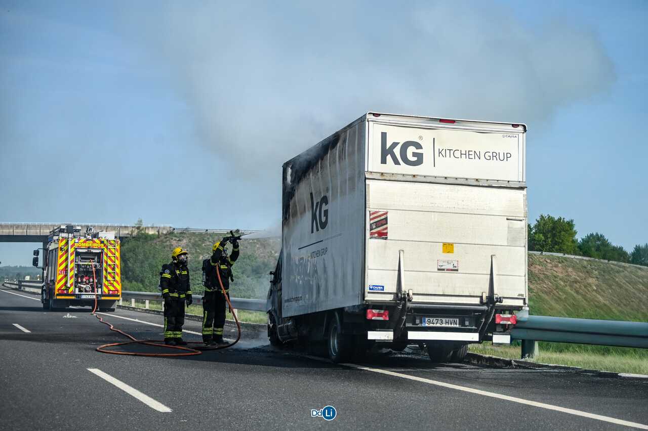 Los efectivos de extinción centran sus esfuerzos en sofocar el fuego originado en el furgón. | Foto: Noelia Caseiro.