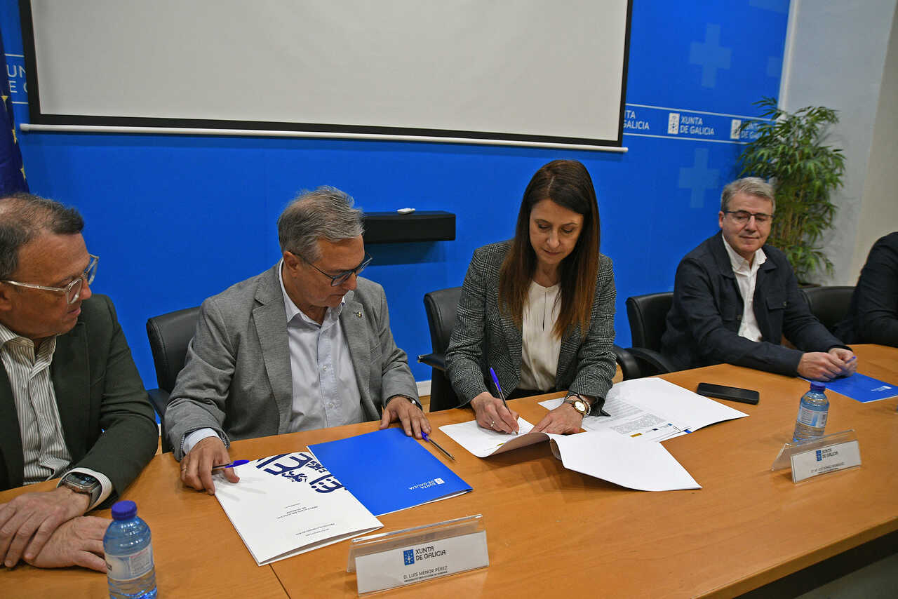 A conselleira María José Gómez e o presidente Luis Menor formalizan o novo protocolo de colaboración na Delegación Territorial da Xunta.