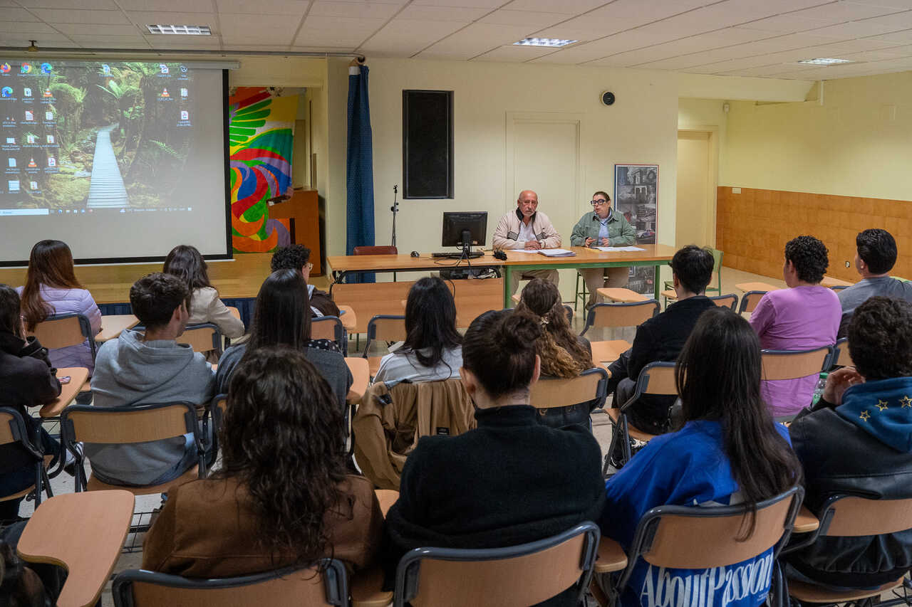 Los más de 50 estudiantes de la USC asisten a la sesión técnica sobre los retos educativos en el rural.