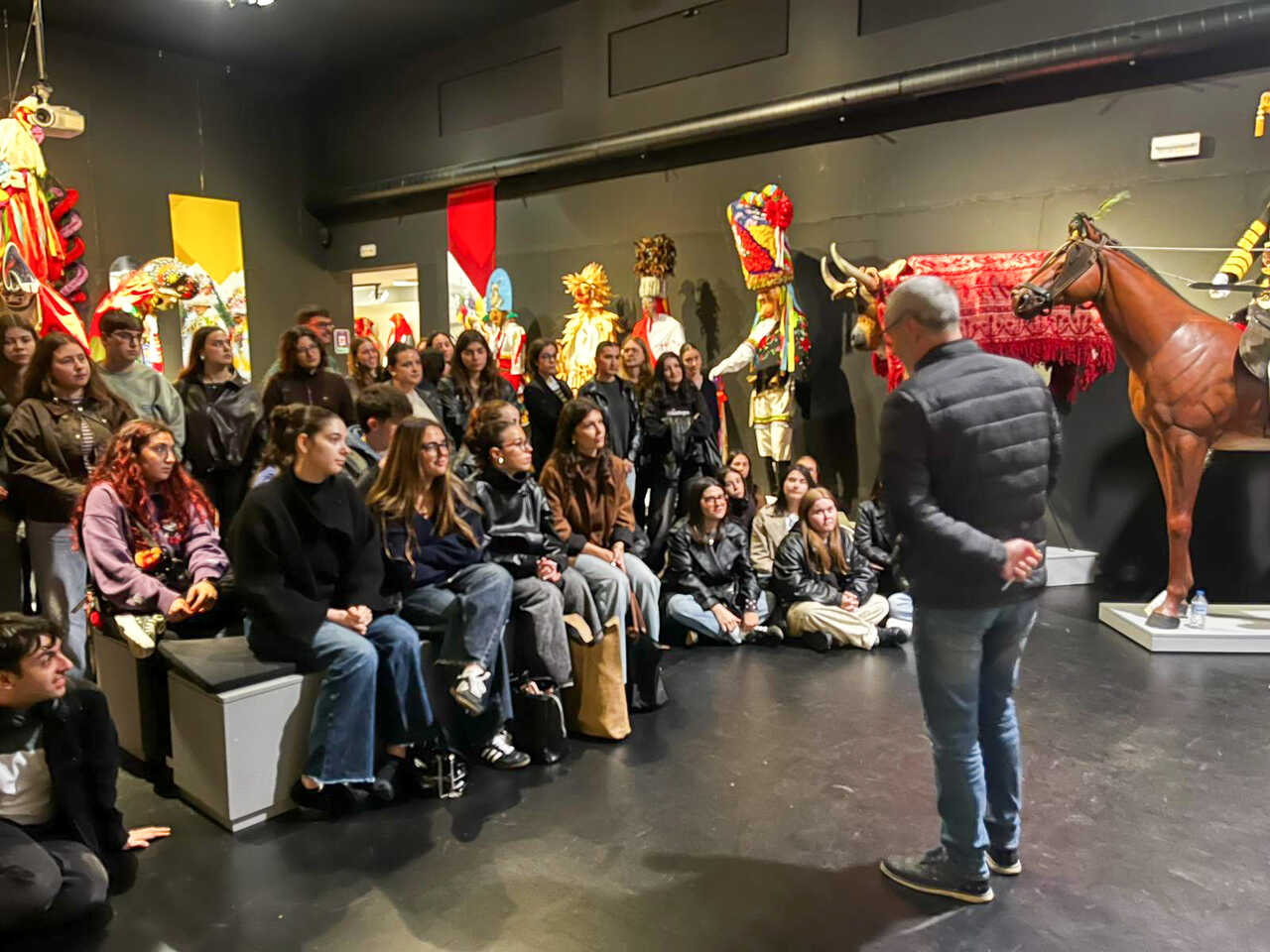 Los estudiantes visitaron las salas del MUGAE para comprender la entidad del Entroido como factor de cohesión.