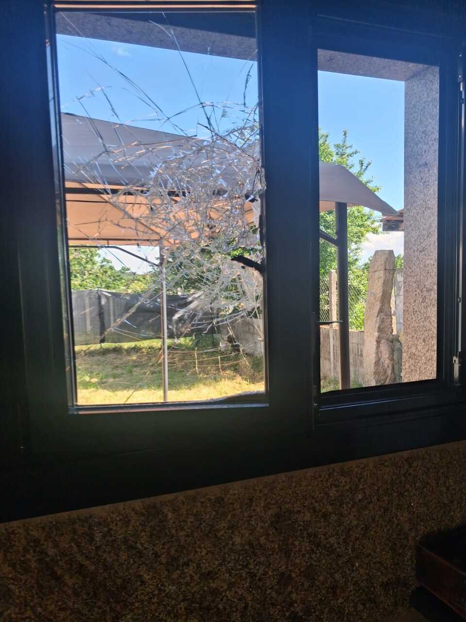 Imagen de los daños ocasionados en la vivienda asaltada en Parada de Ribeira.