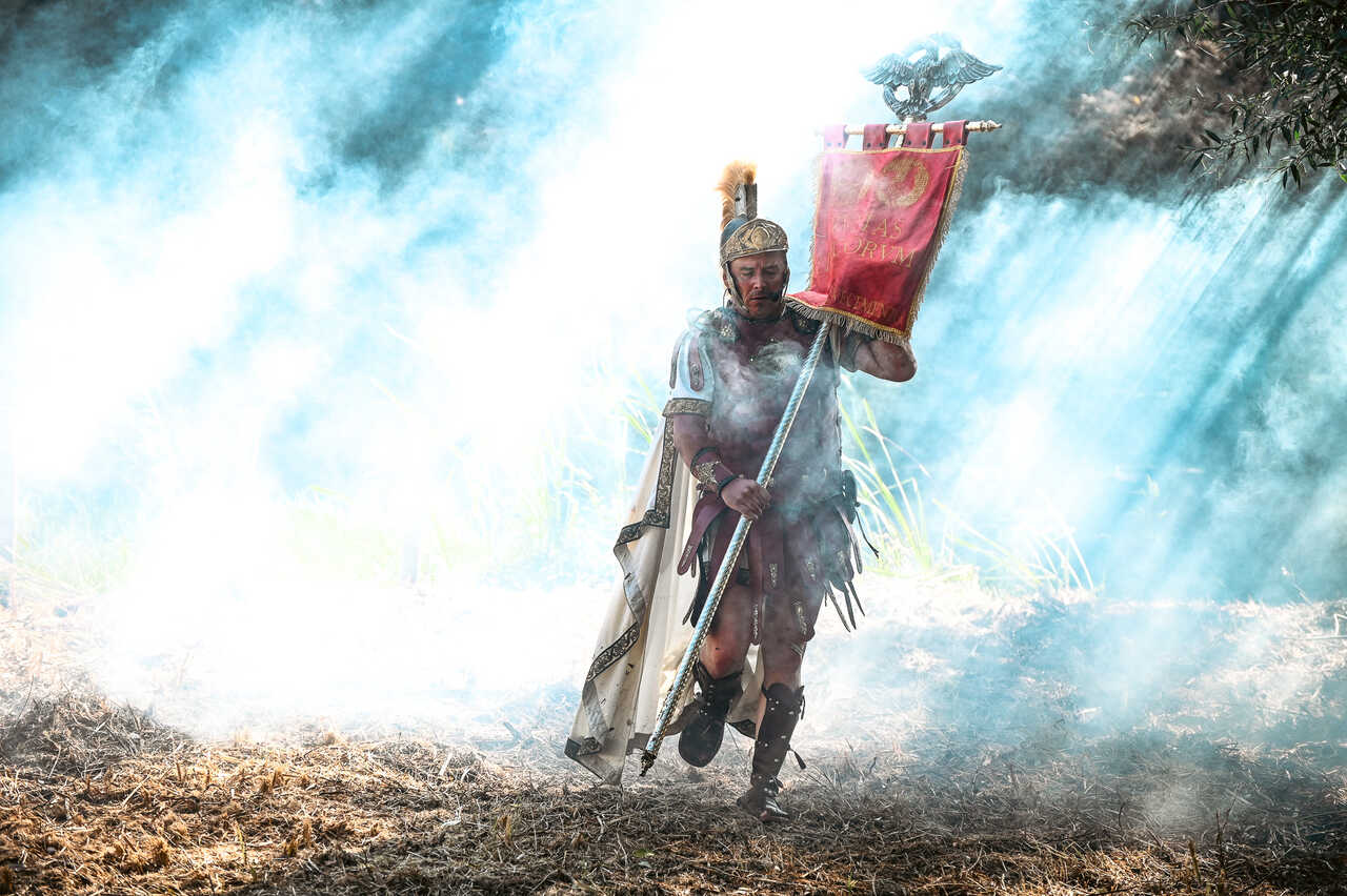 Escenificación del general romano Décimo Junio Bruto portando el estandarte tras desafiar el mito del olvido y cruzar las aguas del Río Lethes en el año 137 a.C.