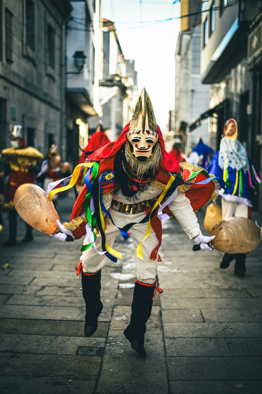 Una Pantalla luce su traje tradicional completo durante el ciclo del Entroido de Xinzo, declarado de Interés Turístico Internacional.