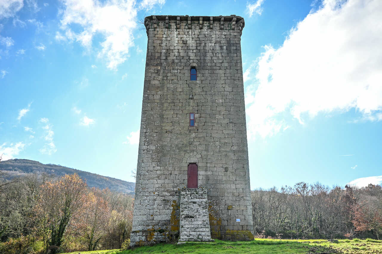 Vista de la Torre da Forxa, en el municipio de Porqueira, una de las cuatro atalayas que garantizaban la seguridad de la llanura de A Limia.