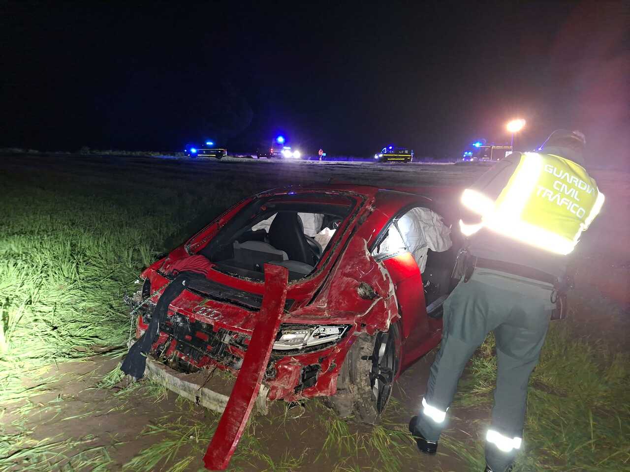 El vehículo accidentado pocos minutos después del siniestro. | FOTO: Guardia Civil.