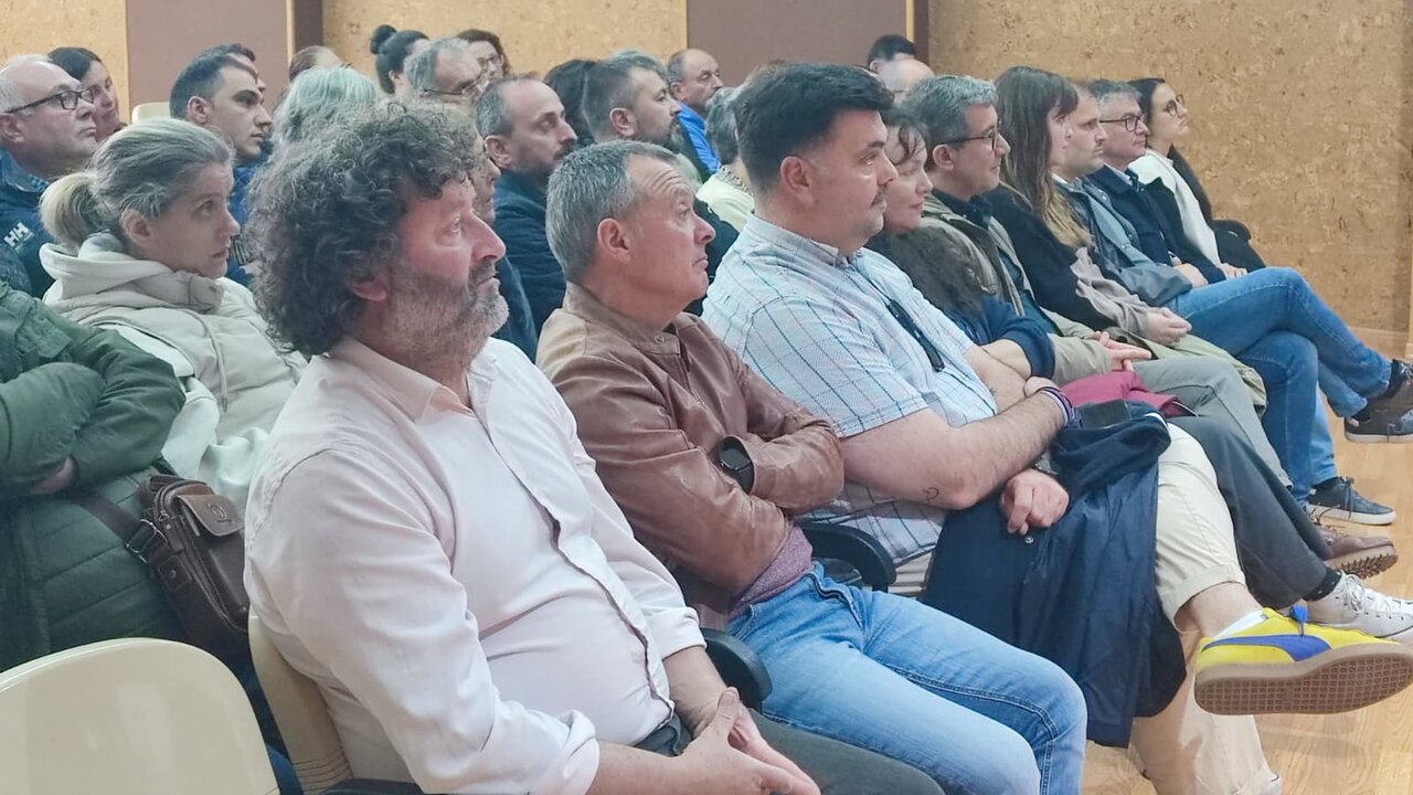 Entre os asistentes estaba o tenente de alcalde do Concello de Verín, Diego Lourenzo (terceiro pola esquerda). | FOTO: Xosé Lois Colmenero.