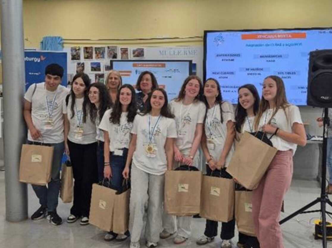 Alumnos del IES Lagoa de Antela posan con los galardones obtenidos en la II Olimpíada da Enerxía en Vigo