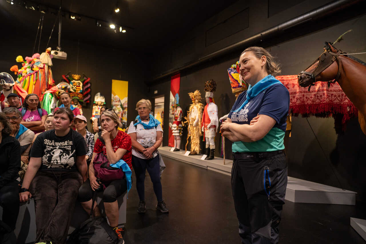 Emma González, xerente do Inorde, durante a visita dos participantes da andaina ao Museo Galego do Entroido de Xinzo de Limia.