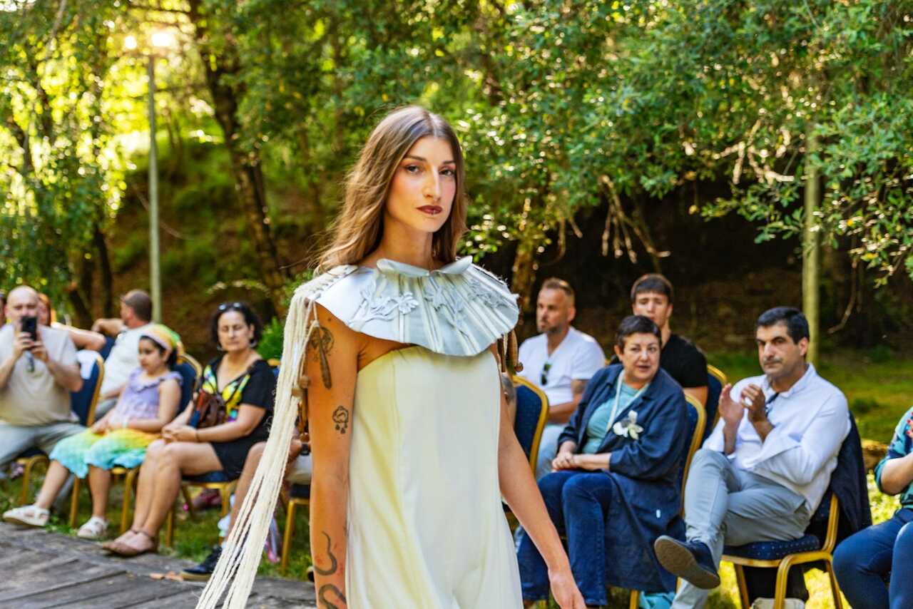O Paseo da La reúne en Couso produtores e profesionais da artesanía téxtil ata o domingo.