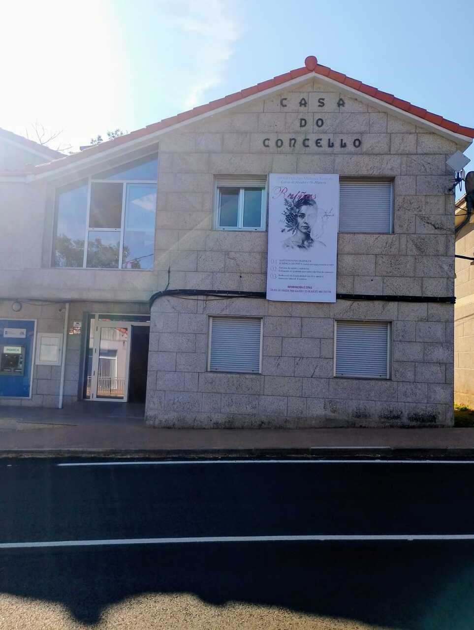 La Casa do Concello de Os Blancos también exhibe la lona del programa "Raíñas" dirigido a mujeres y niñas.